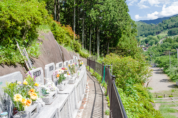 壁墓地(山沿い墓地)もございます｡